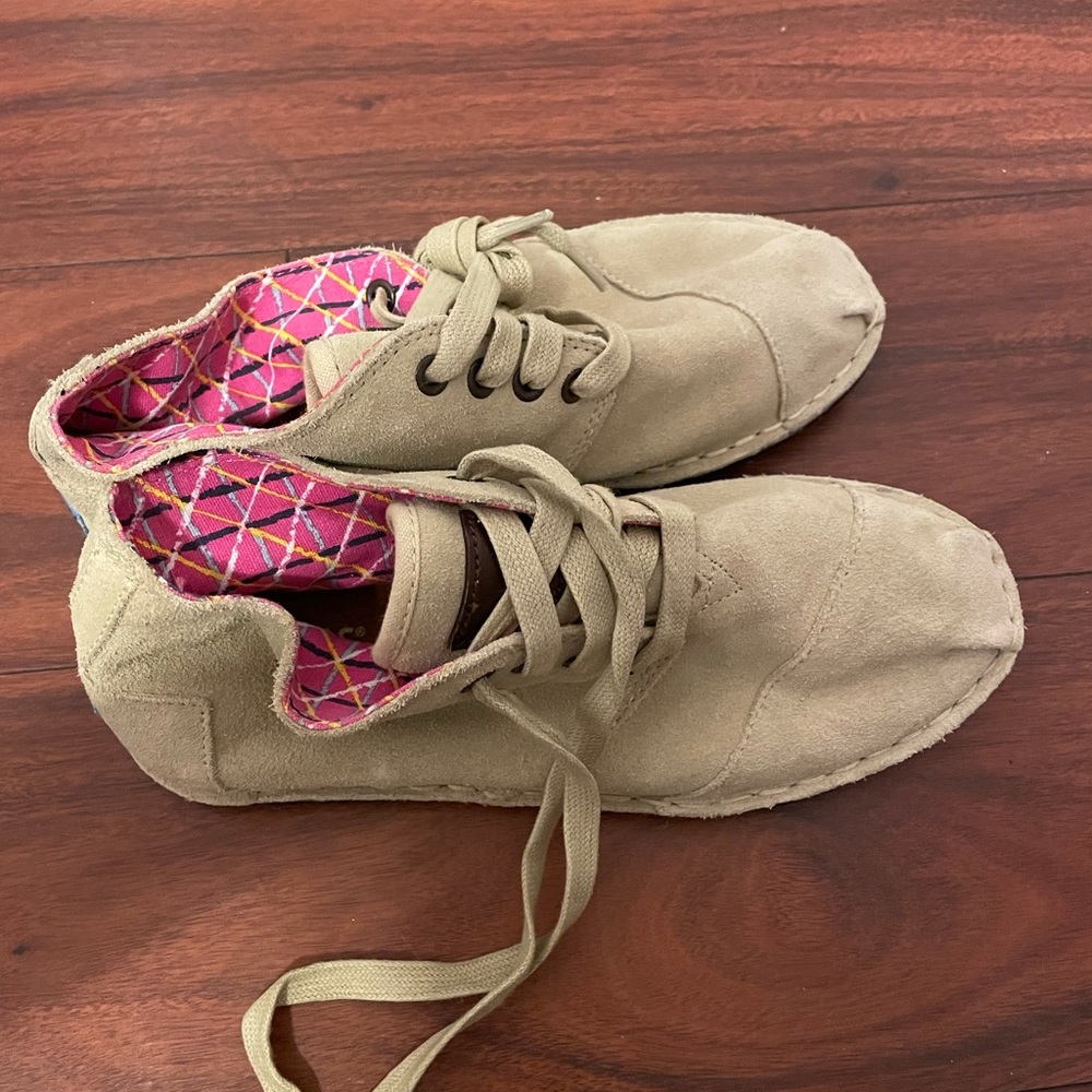 Toms - Picture 2 of 5